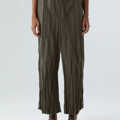 Calças largas verde-oliva com textura franzida e cordão no cós