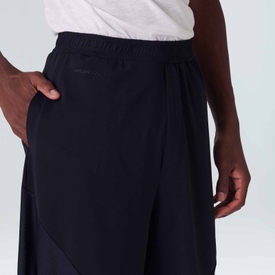 Calções desportivos pretos com bolsos em tecido leve