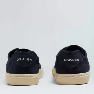 Par de sapatilhas pretas OSKLEN com sola off-white de trás
