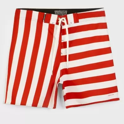 Calções de banho às riscas vermelhas e brancas com cordão branco na cintura