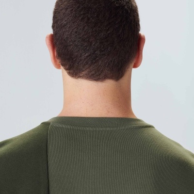 Parte traseira de um homem com t-shirt verde-oliva