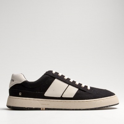 Ténis desportivo preto e branco com sola bege e riscas laterais brancas