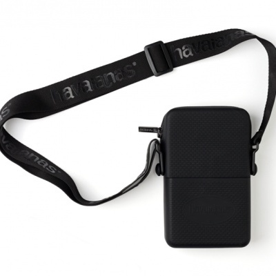 Bolsa preta pequena com alça preta e texto havaianas