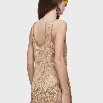 Top feminino bege texturizado com decote às costas