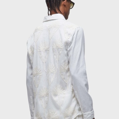 Camisa branca de algodão com padrão triangular texturizado nas costas vista de trás