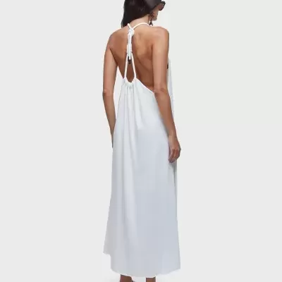 Vestido comprido branco com costas descobertas e alças finas