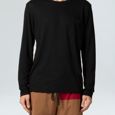 T-shirt preta de manga comprida com bolso usada por homem, calças castanhas com detalhe vermelho