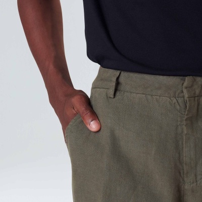 Calças verde-oliva com bolso lateral e t-shirt preta