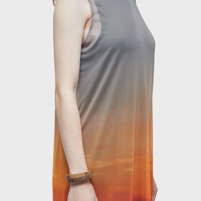vestido sem mangas degradê cinza laranja vermelho com pulseira de madeira