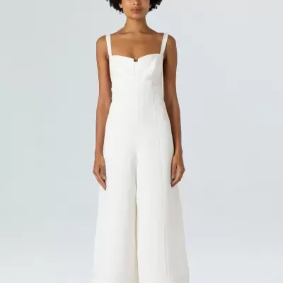 Macacão branco de alças largas com sandálias pretas