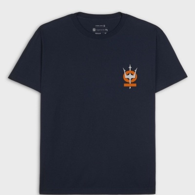 T-shirt azul escura com símbolo no peito