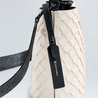 Mala creme com padrão de escamas e alça preta