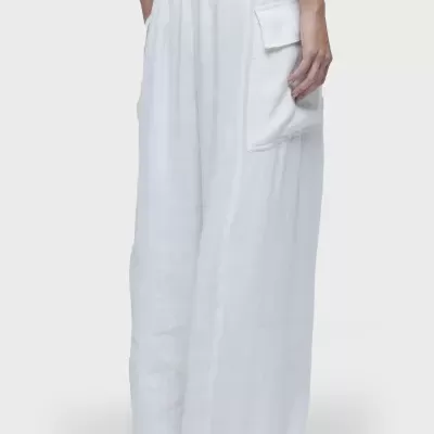 Calças largas brancas com bolso grande lateral