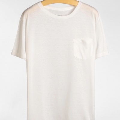 T-shirt branca com bolso pendurada num cabide de madeira