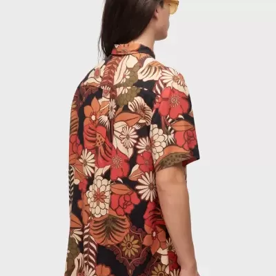 Camisa de manga curta com padrão floral colorido vista de trás