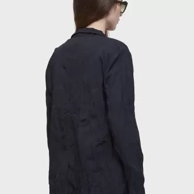 Blazer preto texturizado visto de costas