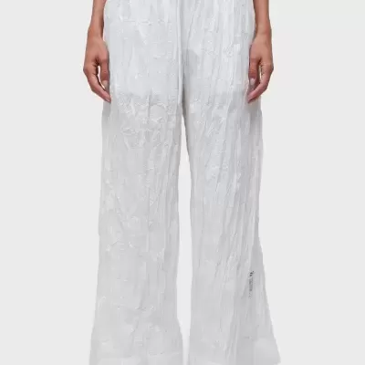 Calças brancas largas com padrão texturizado e cintura elástica
