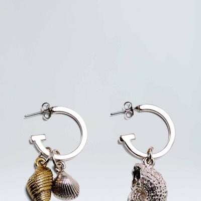 Brincos circulares em metal com pendentes de conchas em dourado e prateado
