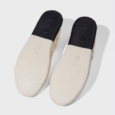 Chinelos com sola branca e parte superior preta com inscrições