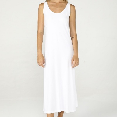 Vestido comprido branco de alças largas com decote redondo