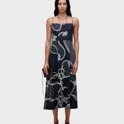 Vestido feminino azul escuro com padrão de cordas brancas e alças finas.