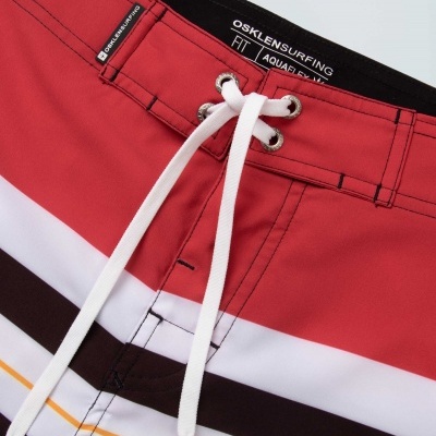 Calções de banho coloridos com cordão branco e etiqueta na cintura