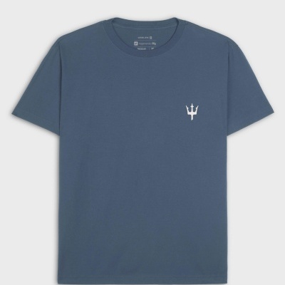 T-shirt azul com símbolo branco de tridente no peito