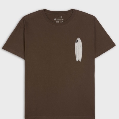 T-shirt castanha com estampado de prancha de surf e etiqueta interior