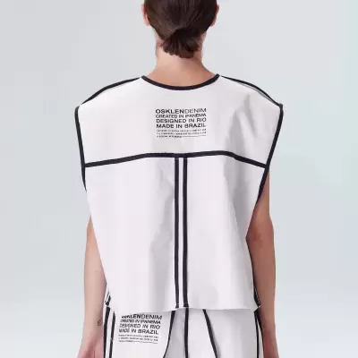 Conjunto branco com detalhes pretos e texto impresso nas costas da camisola e no bolso das calças
