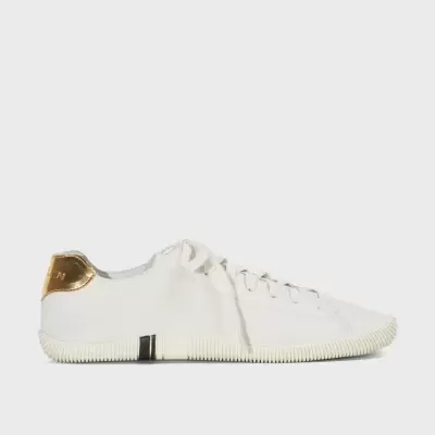 Ténis branco com detalhe dourado metálico no calcanhar