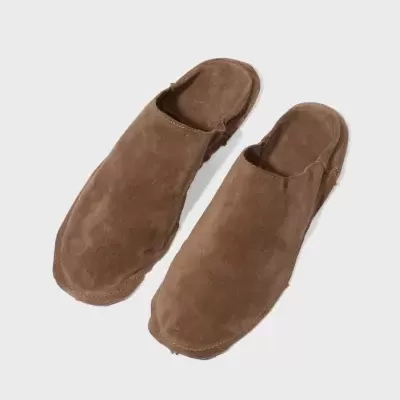 Chinelos castanho claro em camurça com design aberto atrás