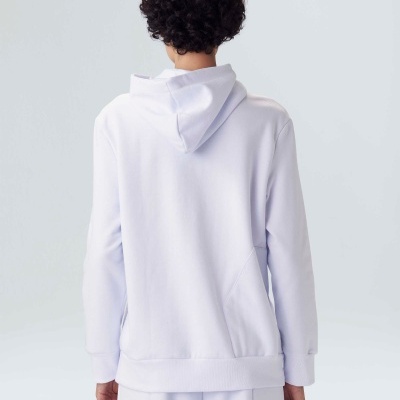 Casaco com capuz branco visto de costas em fundo claro