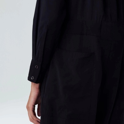 Macacão preto com manga comprida e bolso atrás