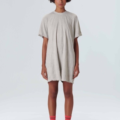 Vestido curto cinza claro em tecido texturado usado por modelo