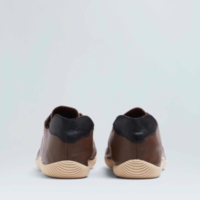 Par de sapatos castanhos com sola branca e parte traseira preta vistos de trás.