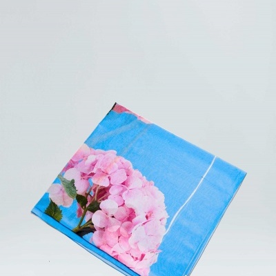 Toalha azul com flores cor-de-rosa dobrada