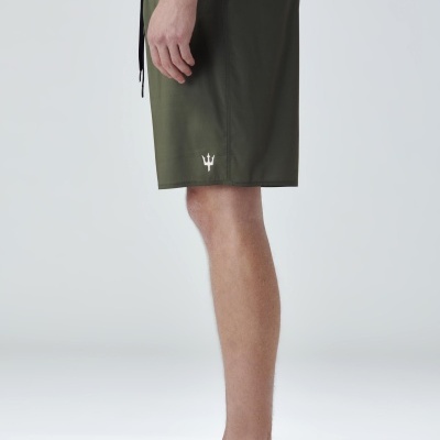 Calções de banho verdes com tridente branco na perna