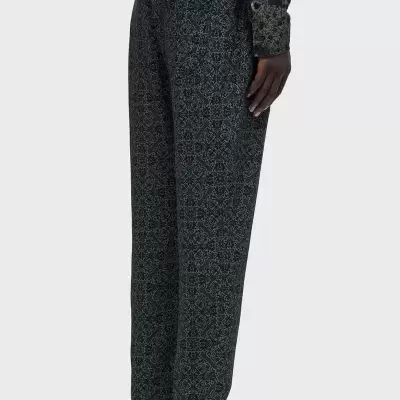 Calças masculinas cinza e preto com padrão geométrico