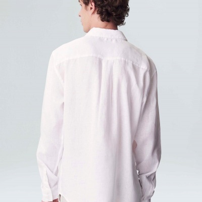 Camisa branca de tecido leve vista de trás