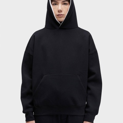 Sweatshirt preta com capuz forrado a branco e bolso canguru frontal