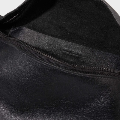 Necessaire preta em pele com fecho de correr e logótipo OSKLEN