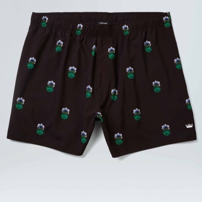 Cuecas pretas com padrão de pequenos cactos verdes com flores lilases