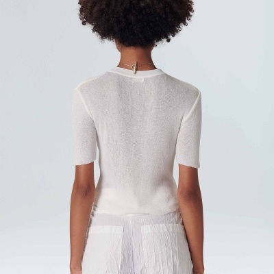 Camisola branca de manga curta vista de costas