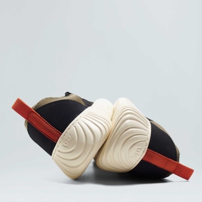 Ténis com sola branca e tecido preto e castanho com alça vermelha