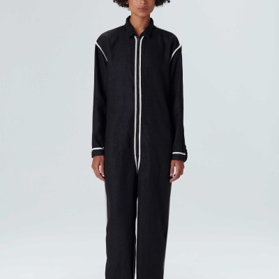 Macacão preto com fecho branco, riscas brancas nos ombros e punhos.