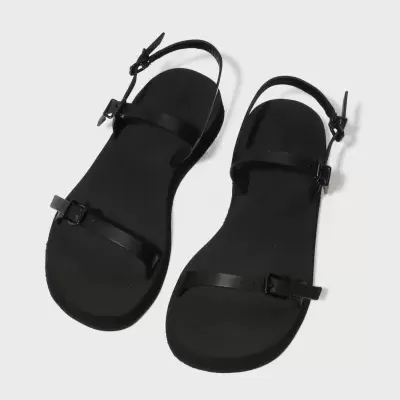 Par de sandálias pretas com tiras finas e fivelas ajustáveis