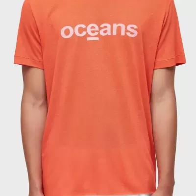 T-shirt laranja com texto branco oceans