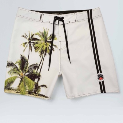 Calções de banho brancos com estampado de palmeiras e detalhes pretos.