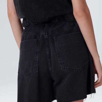 Calções de ganga pretos com bainha desfiada vistos de costas