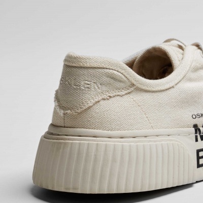 Ténis creme em tecido com sola branca espessa